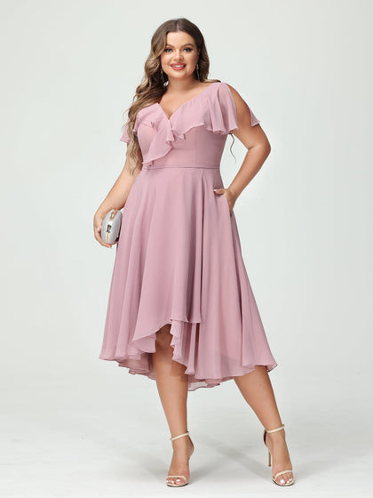 Princesa/Formato A Decote Em V Manga Curta Chiffon Babados Alto/Baixo Plus Size Vestidos de Dama de Honra com Bolsos